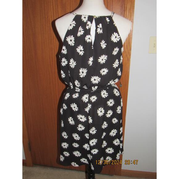 Daisy-Patterned Black Dress – Soft & Stylish, Medium - Picture 3 of 7